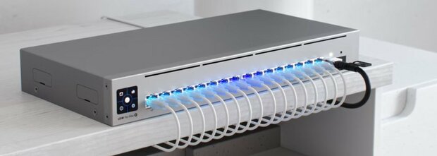 Ubiquiti UniFi Switch Pro Max 16 PoE | 16-Poorts 2.5G Switch | Managed L3 | 4x PoE++ + 12x PoE+ | Zilver