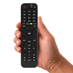 M7 afstandsbediening MZ102 + MZ104 – originele afstandsbediening in de hand, witte achtergrond, asat.nl