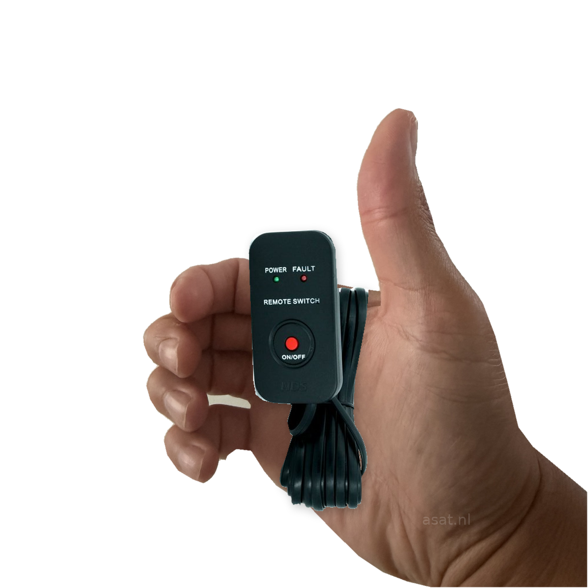 NDS RC03 REMOTE CONTROL t.b.v. NDS omvormers – originele afstandsbediening in de hand, witte achtergrond, asat.nl
