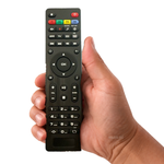 Mag 250/254/256 afstandsbediening in de hand, witte achtergrond — asat.nl