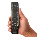 Amiko MIRAX BT-L4 IR & Bluetooth Afstandsbediening in de hand, witte achtergrond — asat.nl