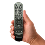 Afstandsbediening voor Xsarius DBOX OTT, Xsarius Dbox 2 OTT en Qsmarter REBORN in de hand, witte achtergrond — asat.nl