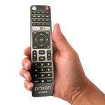 Prixon P10 4K Bluetooth Afstandsbediening in de hand, witte achtergrond — asat.nl