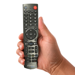 Afstandsbediening Xsarius Q6 RS in de hand, witte achtergrond — asat.nl