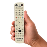 Xsarius IR RCU-A4 Advanced IR Afstandsbediening met backlight wit geen Bluetooth in de hand, witte achtergrond — asat.nl