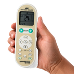 Universele afstandsbediening voor Airco systeem – originele afstandsbediening in de hand, witte achtergrond, asat.nl